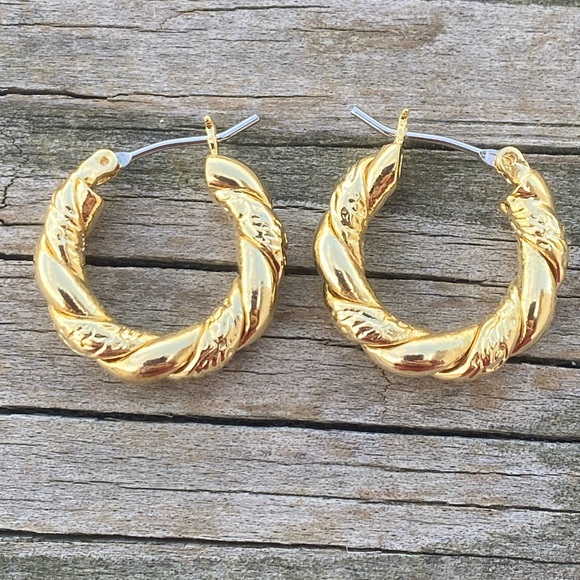 Gold Hoop Earrings twisted look design - Picture 5 of 7